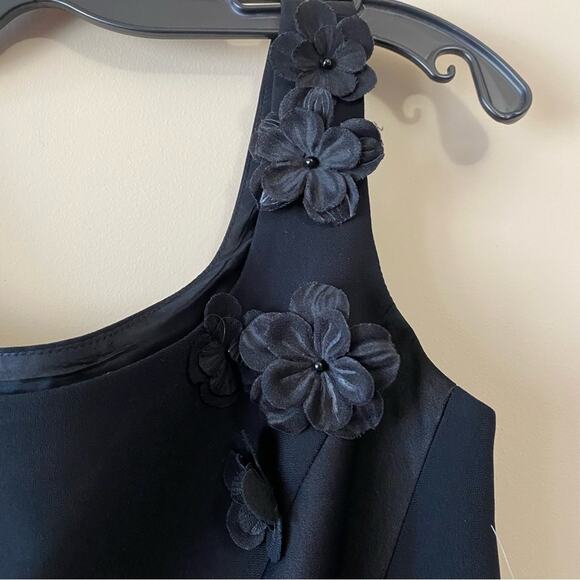 YL by YAIR Top Women’s Size 4 Black Sleeveless Satin Accent 3D Flowers Side Zip - Picture 4 of 7